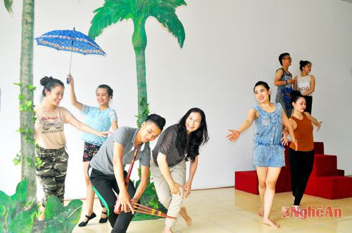 Một buổi tập luyện của Biên đạo múa Ánh Tuyết và các nghệ sỹ  đoàn nghệ thuật Nghệ An.
