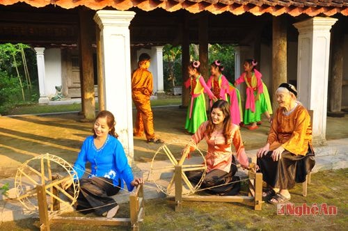 Dưới mái đình Làng Sen. Ảnh: Trần Hải
