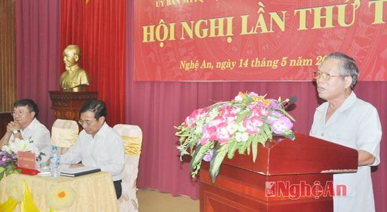 Ông Nguyễn Hữu Bản góp ý các giải pháp thực hiện các chỉ tiêu phát triển kinh tế của tỉnh