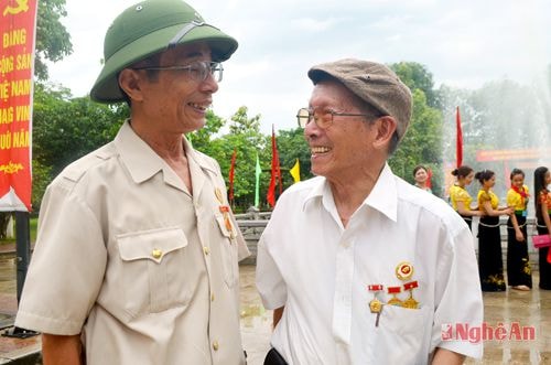 (Ông Nguyễn Nhất Thắng (trái) và cụ Nguyễn Ấn hội ngộ tại Kim Liên - Nam Đàn. Ảnh: Thùy vinh