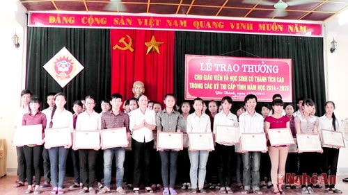 Trao giấy khen cho học sinh giỏi cấp tỉnh