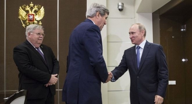 Ngoại trưởng Mỹ John Kerry (giữa) được Tổng thống Nga Vladimir chào đón tại khu nhà riêng Bucharov Ruchei ở Sochi. Ảnh: AP