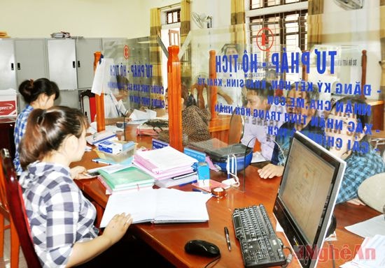 Giao dịch tại Trung tâm một cửa phường Lê Lợi.