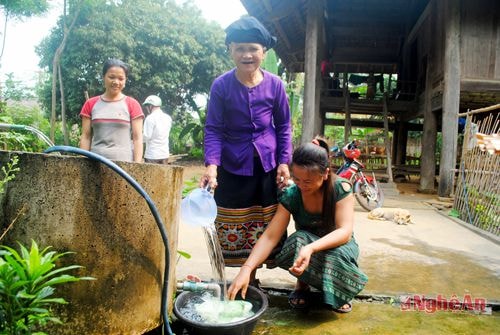 Người dân bản Liên Đình, xã Chi Khê (Con Cuông) đầu tư đường ống dẫn nước về tận nhà.