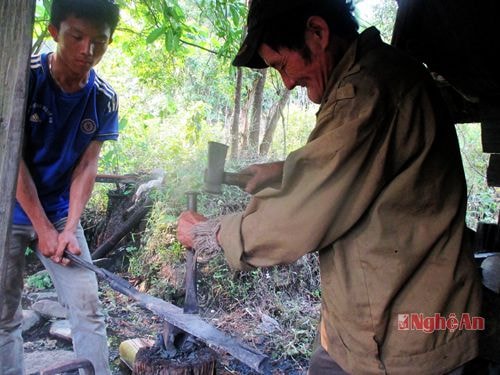 Rèn dao ở bản Phà Nọi (xã Mường Típ - Kỳ Sơn).