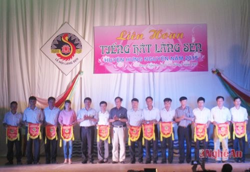 Tặng cờ lưu niệm cho các đội tham gia