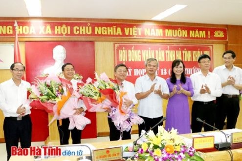 Lãnh đạo Hà Tĩnh chúc mừng tân Chủ tịch HĐND tỉnh Võ Kim Cự và Chủ tịch UBND tỉnh Lê Đình Sơn. Ảnh Báo Hà Tĩnh