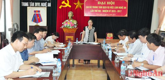 Phó trưởng ban VH - XH Tôn Thị Cẩm Hà đề nghị Sở Y tế giải trình làm rõ một số vấn đề liên quan