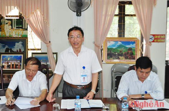 Ông Hồ Văn Hùng - Giám đốc trung tâm báo cáo với đoàn giám sát về những khó khăn đang đặt ra trong công tác tư vấn, giới thiệu việc làm