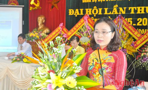 Đồng chí Nguyễn Thị Phố Giang - Bí thư đảng ủy, Cục trưởng Cục dự trữ nhà nước khu vực Nghệ Tĩnh báo cáo chính trị của BCH Đảng bộ