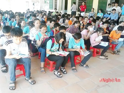 các em học sinh tham gia buổi tư vấn