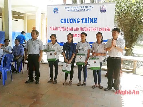 Tiến sỹ Nguyễn Ánh Dương- Phó Hiệu trưởng Trường THPT chuyên Đại học Vinh trao quà cho học sinh nghèo học giỏi