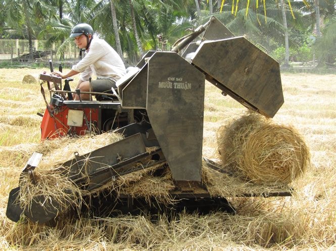 Anh Nguyễn Ngọc Thuận đang vận hành thử máy cuốn rơm tự hành