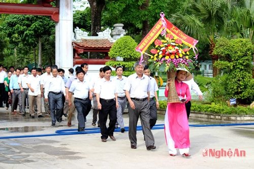 Các đại biểu dâng hoa tại khu tưởng niệm quê nội Bác Hồ