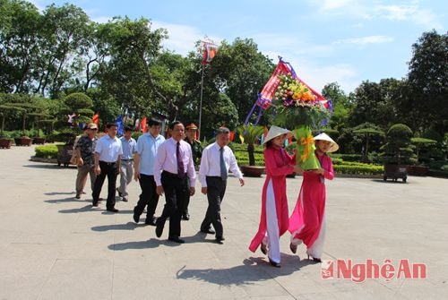 Đồng chí Mai Văn Ninh cùng đoàn công tác dâng hoa tại Nhà tưởng niệm Bác ở Khu di tích Kim Liên