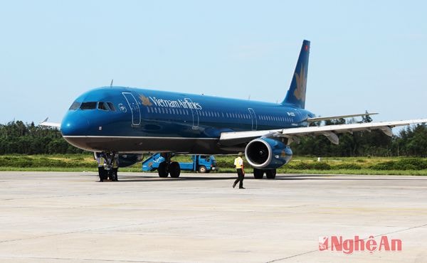 Máy bay của Vietnam Airlines chở đoàn công tác tỉnh Bình Dương hạ cánh xuống Sân bay Vinh vào lúc 15h15’, ngày 15/5, đúng theo lịch trình.