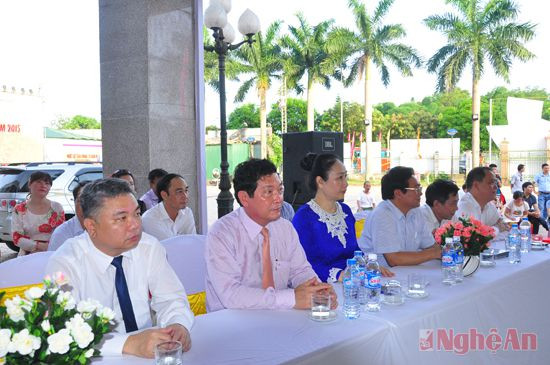 Lãnh đạo Bộ VH-TT&DL và tỉnh Nghệ An tham dự lễ khai mạc, trao giải