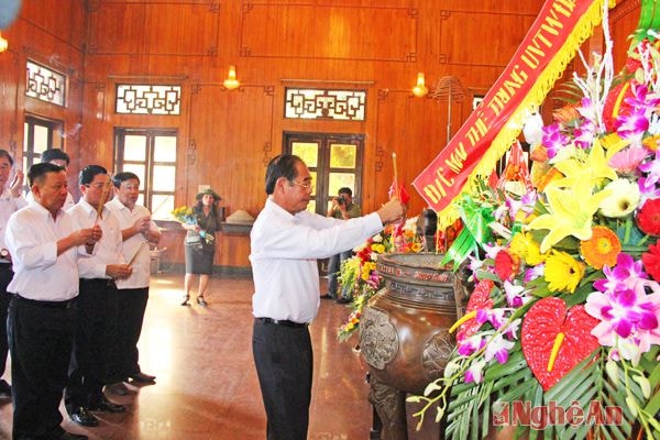 và dâng nén hương thơm tỏ lòng thành kính trước công lao trời biển của Người.