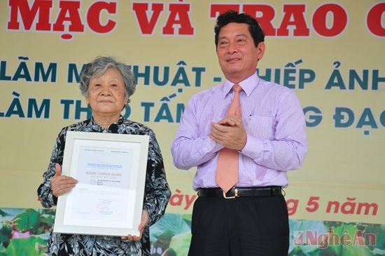Thứ trưởng Huỳnh Vĩnh Ái trao giải Nhất cho tác giả Lê Thị Kim Bạch (TP. HCM) với tác phẩm “Bác Hồ” 