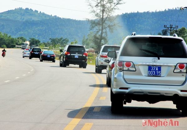 Rời Sân bay Vinh, lãnh đạo tỉnh Nghệ An đưa đoàn công tác tỉnh Bình Dương thăm khu quy hoạch dự án VSIP tại xã Hưng Tây (Hưng Nguyên).