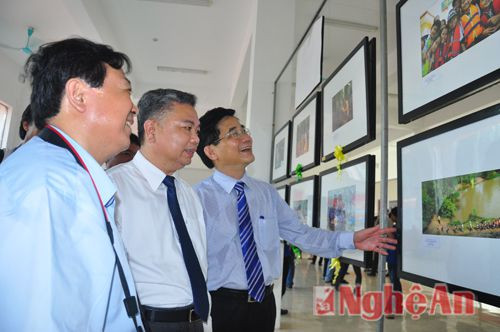 Lãnh đạo Ban Tuyên giáo Tỉnh ủy, Sở VH - TT & DL, Hội Nhà báo tỉnh Nghệ An tham quan các tác phẩm trong gian triển lãm