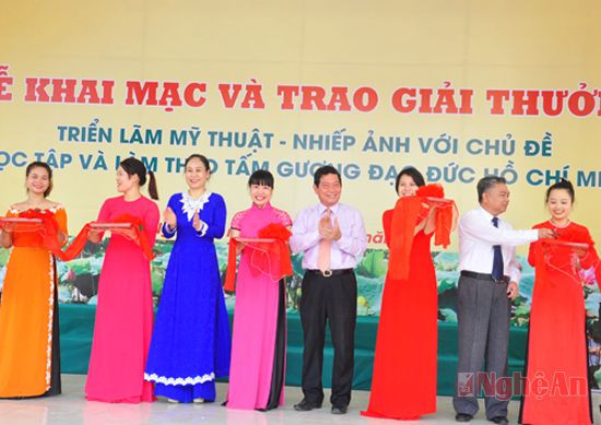 Lãnh đạo Bộ VH-TT&DL và tỉnh Nghệ An cắt băng khai mạc triển lãm