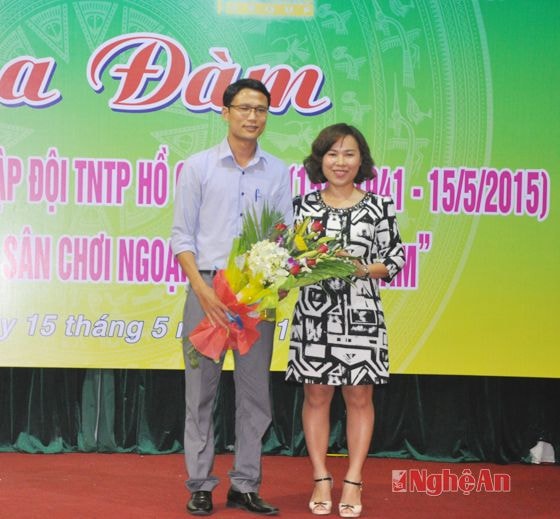 Đại diện Công ty CP đầu tư Sao Vàng tặng hoa chúc mừng Thành đoàn Vinh nhân ngày thành lập Đội TNTP