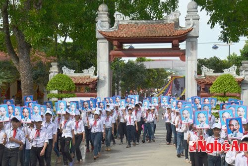 hững đội viên chăm ngoan, học giỏi, vinh dự tự hào khi được tham gia đoàn rước ảnh Bác Hồ.