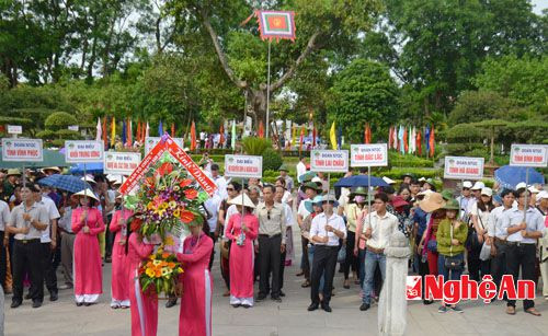 Dâng lên Bác kính yêu những bó hoa mang tấm lòng tri ân sâu sắc.