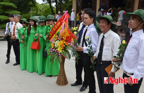 Niềm vui của những người con thành đồng tổ quốc khi đến quê Người.