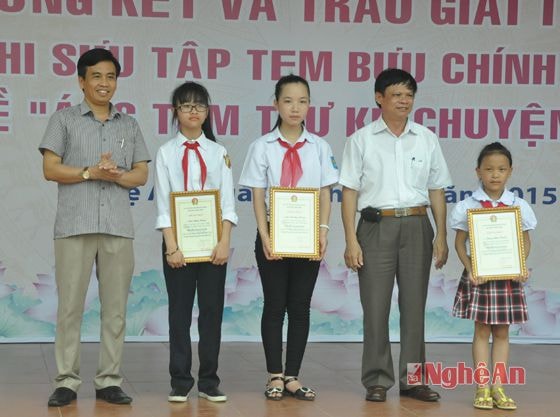 Trao giải khuyến khích cho các cá nhân