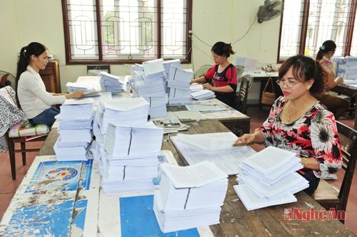 Hoàn thiện sản phẩm tại Nhà in báo Nghệ An. Ảnh: S.M