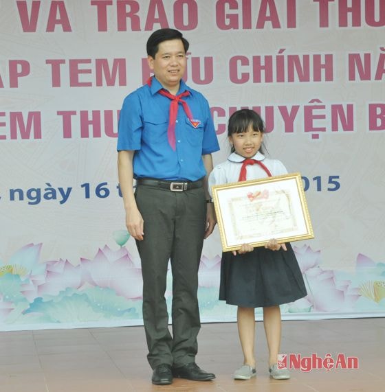 Trao giải Nhất cho em Nguyễn Hồng Tú, lớp 4A5- Trường Tiểu học Thành công B, quận Ba Đình, Hà Nội