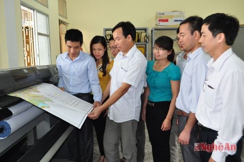 In bản đồ bằng thiết bị in hiện đại tại Trung tâm.