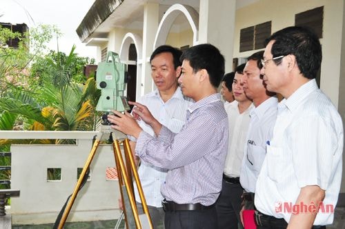 Kiểm tra máy toàn đạc điện tử.
