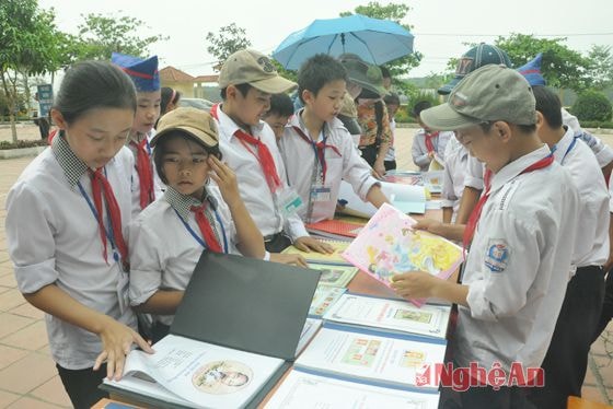 Các em học sinh tham quan triển lãm trưng bày các tác phẩm đạt giải