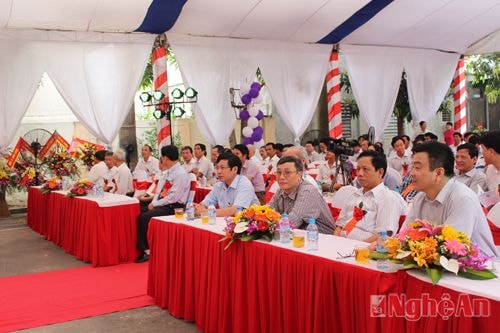 Đại diện lãnh đạo Sở TN & MT và đông đảo cán bộ, nhân viên Trung tâm qua các thời kỳ tham dự buổi lễ