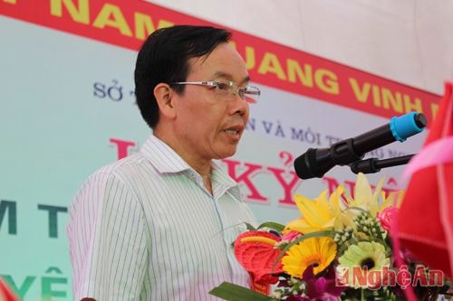 Ông Hồ Công Dần - Giám đốc Trung tâm báo cáo kết quả 20 năm xây dựng và phát triển