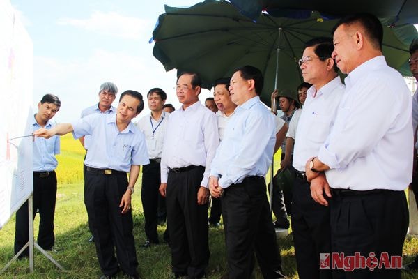 Trước đó, vào ngày 15/5, đoàn công tác tỉnh Bình Dương đã đến thăm khu đất quy hoạch để triển khai dự án VSIP Nghệ An tại xã Hưng Tây, huyện Hưng Nguyên, khảo sát thực địa khu đất dự án.