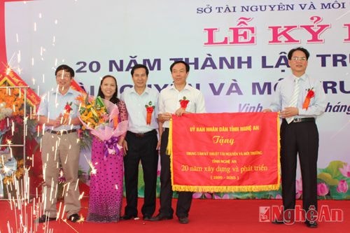 Đại diện lãnh đạo Sở TN & MT trao tặng bức trướng kỷ niệm 20 năm xây dựng và trưởng thành cho ban lãnh đạo Trung tâm kỹ thuật tài nguyên và môi trường