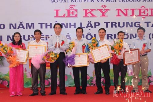 Các cá nhân đạt thành tích xuất sắc được nhận bằng khen của Chủ tịch UBND tỉnh