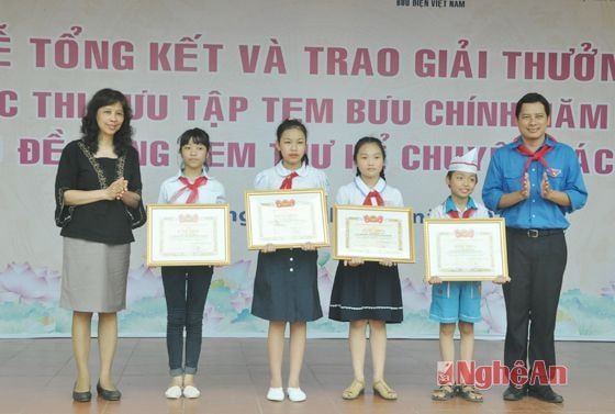 Trao thưởng cho các cá nhân đạt giải Nhì