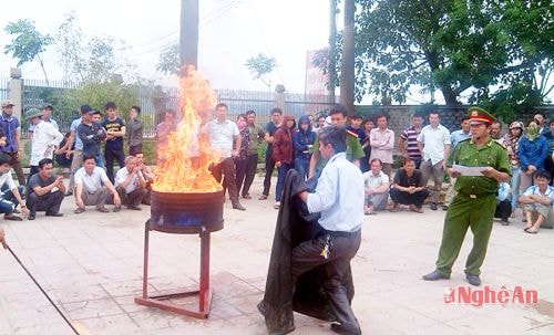 Cán bộ trung tâm huấn luyện và bồi dưỡng nghiệp vụ PCCC và cứu nạn cứu hộ tỉnh hướng dẫn cho các học viên