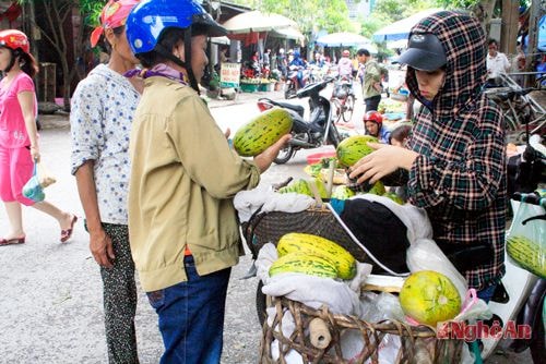 Gánh hàng dưa nứt hút người mua tại chợ Cửa Lò.