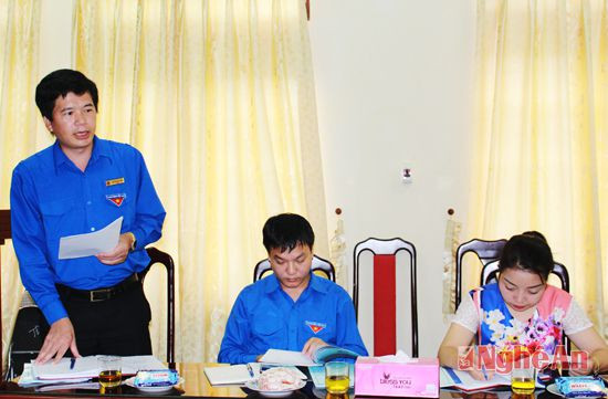 Đồng chí Nguyễn Đình Hùng Ủy viên BCH TW Đoàn - Ủy viên BCH Tỉnh Ủy báo cáo kết quả thực hiện Nghị quyết Đại hội Đoàn