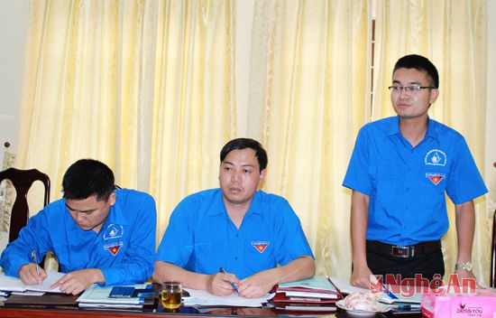 Đồng chí Đặng Văn Quang - Trưởng Ban Tuyên giáo báo cáo kết quả tuyên truyền giáo dục ĐVTN trong nửa nhiệm kỳ qua