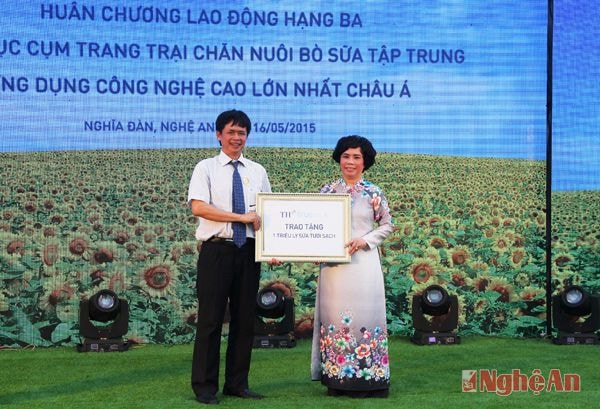 Lãnh đạo Tập đoàn sữa TH cũng đã trao những món quà từ thiện gồm 1 triệu ly sữa cho học sinh trong cả nước.