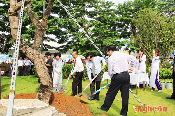 Các đồng chí lãnh đạo trồng cây lưu niệm tại Nhà máy sữa tươi sạch TH