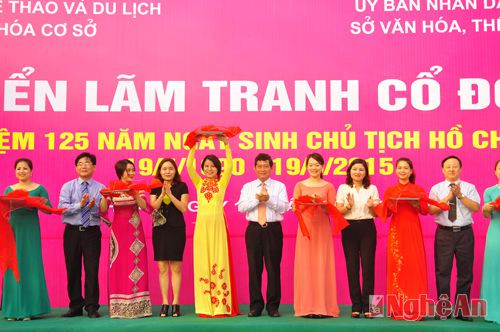 Lãnh đạo Bộ VH - TT&DL, tỉnh Nghệ An cắt băng khai mạc triển lãm