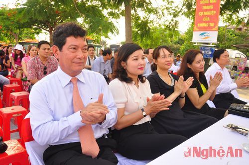 Lãnh đạo Bộ VH - TT&DL, tỉnh Nghệ An tham dự triển lãm